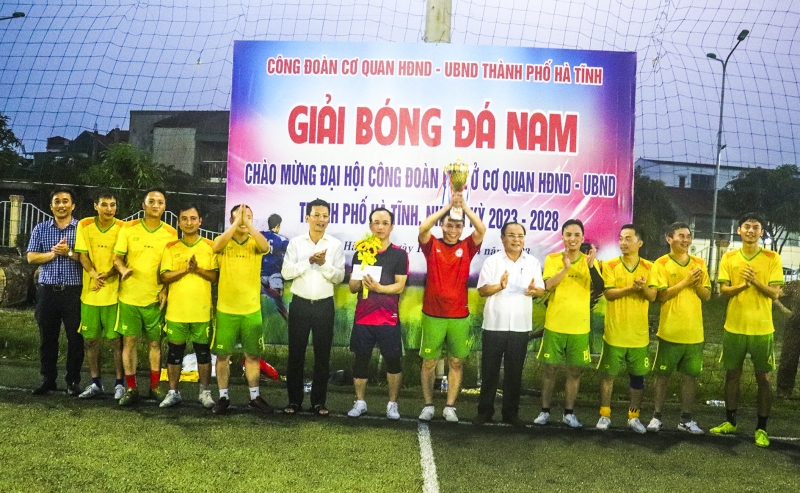 Công đoàn HĐND-UBND TP Hà Tĩnh: Tổ chức giải bóng đá nam chào mừng đại hội công đoàn các cấp